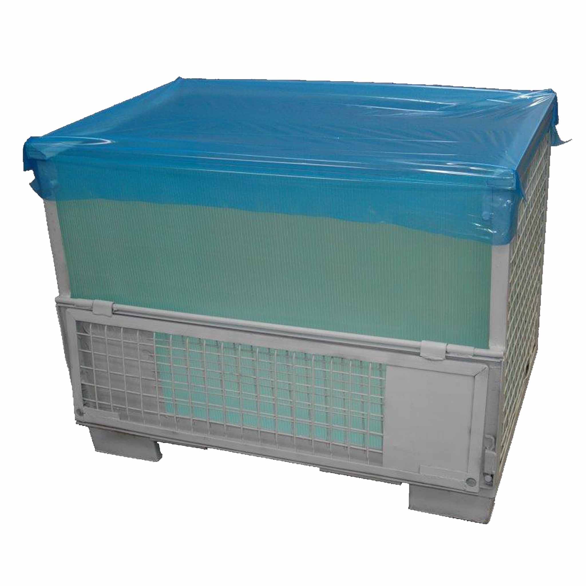 Abdeckung für EPAL Gitterbox Ansicht von schräg vorn auf eine Gitterbox mit halb geöffneter Klappe. In der Box ist eine grau-grünliche Auskleidung der Seiten angebracht. Auf der Box ist eine blaue Folie zur Abdeckung angebracht