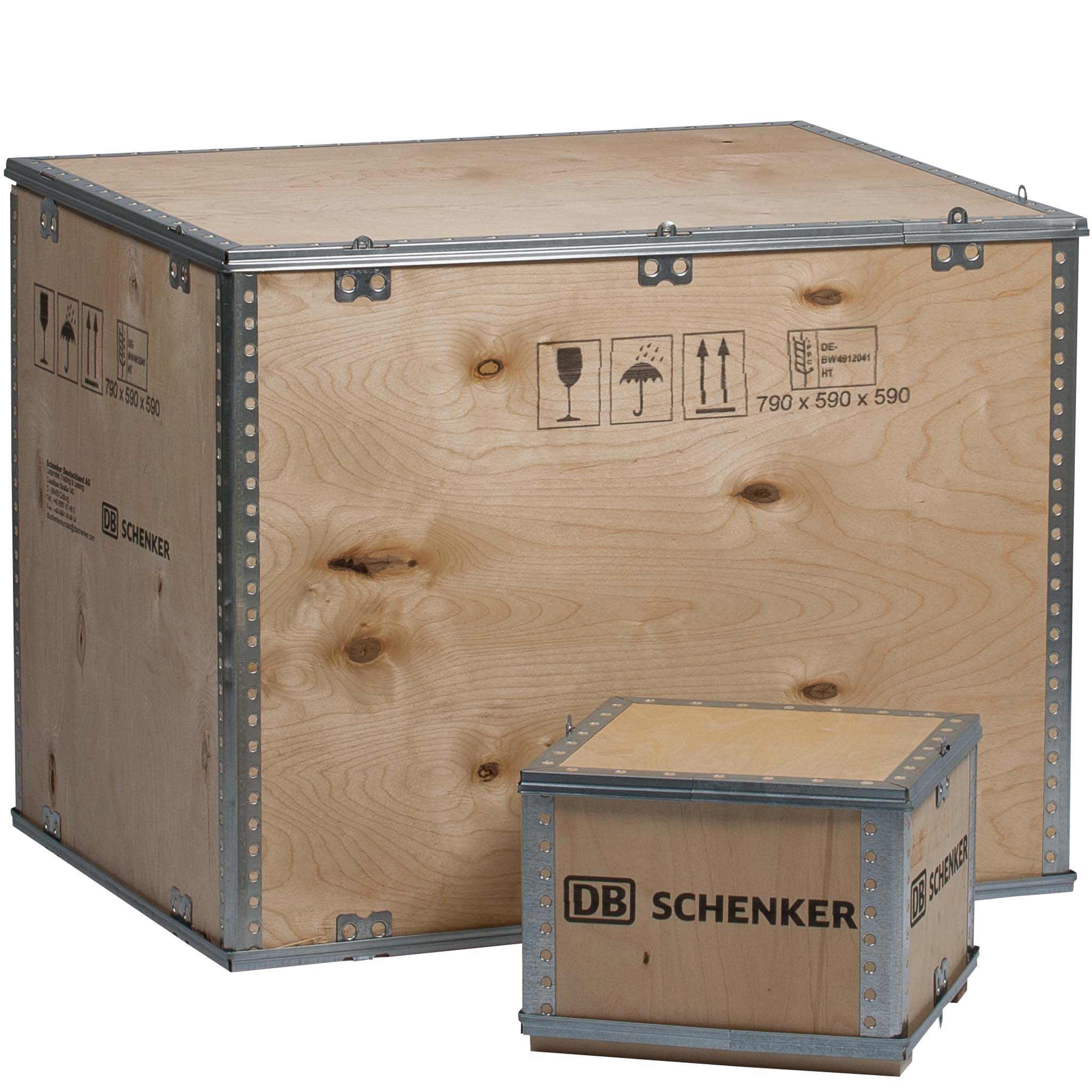 Cargo-Boxen eine große und eine kleine Kiste aus Pressspannholz, ohne Palettenunterbau, aber mit Deckel. An den Kanden verlaufen Stahlscharniere.