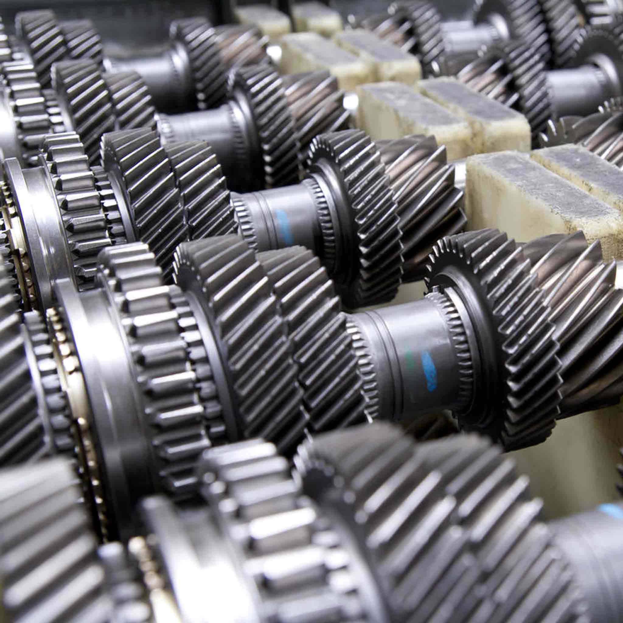 Teilereinigung Nahansicht auf Industrieteile mit Zahnrädern