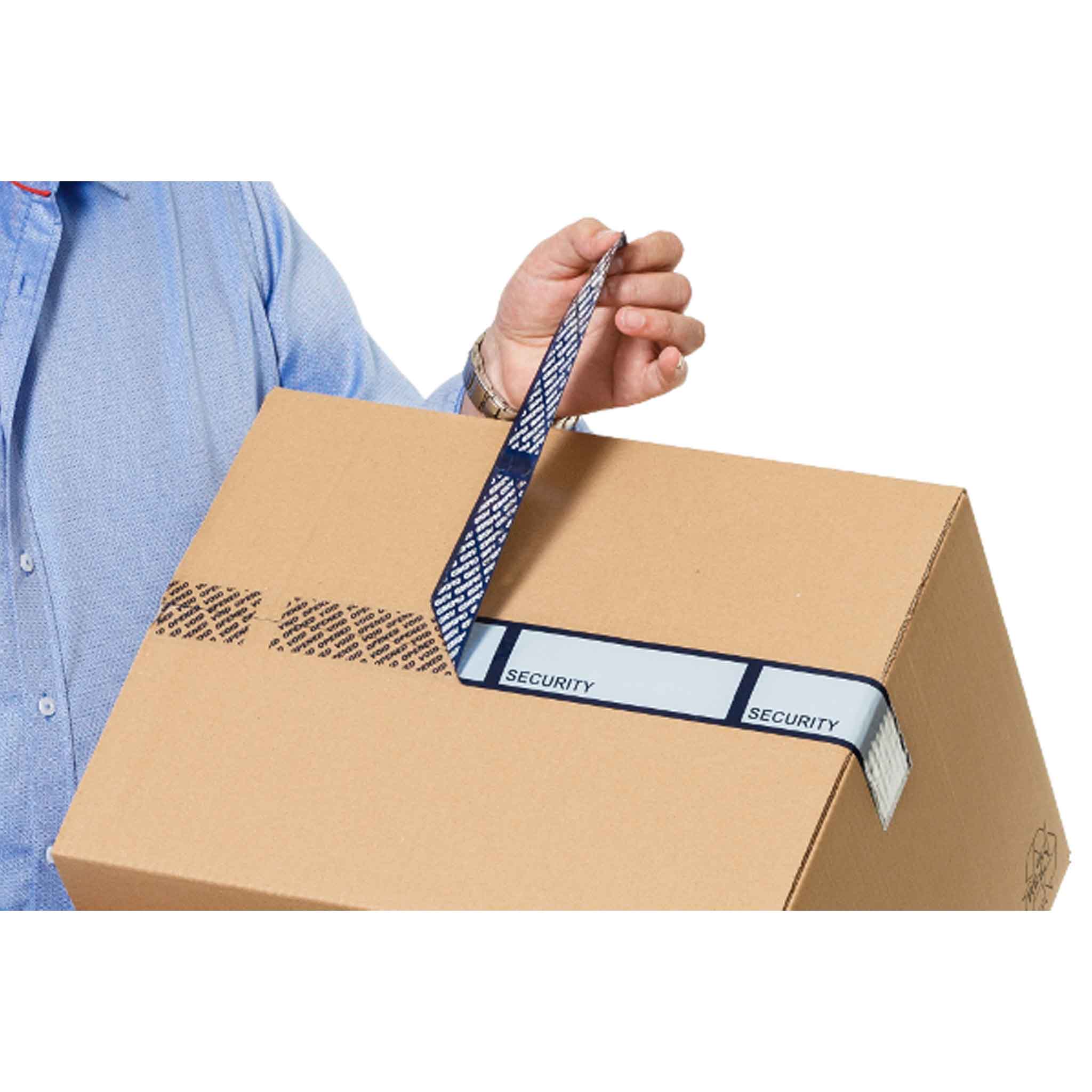 Sicherheitsklebeband  Ausschnitt von einem Mann, der einen Karton in der Hand öffnet, indem er das Sicherheitsklebeband abzieht. Es sind die gewünschten Rückstände zu sehen