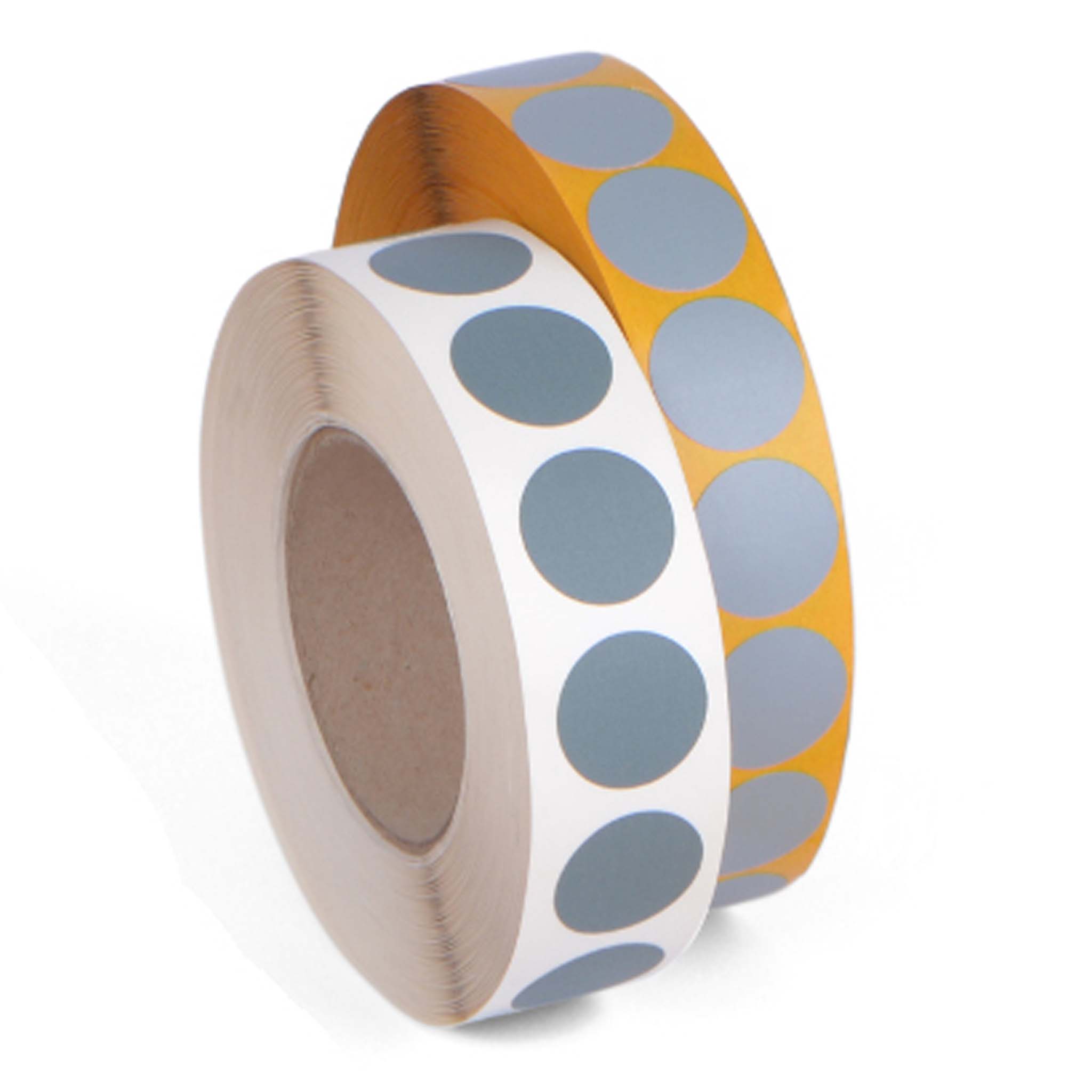 Formstanzteile  zwei stehende Rollen Formstanzteile vor hellem Hintergrund. Eine Rolle in weiß mit grauen Punkten und eine Rolle in hellbraun-orange mit grauen Punkten