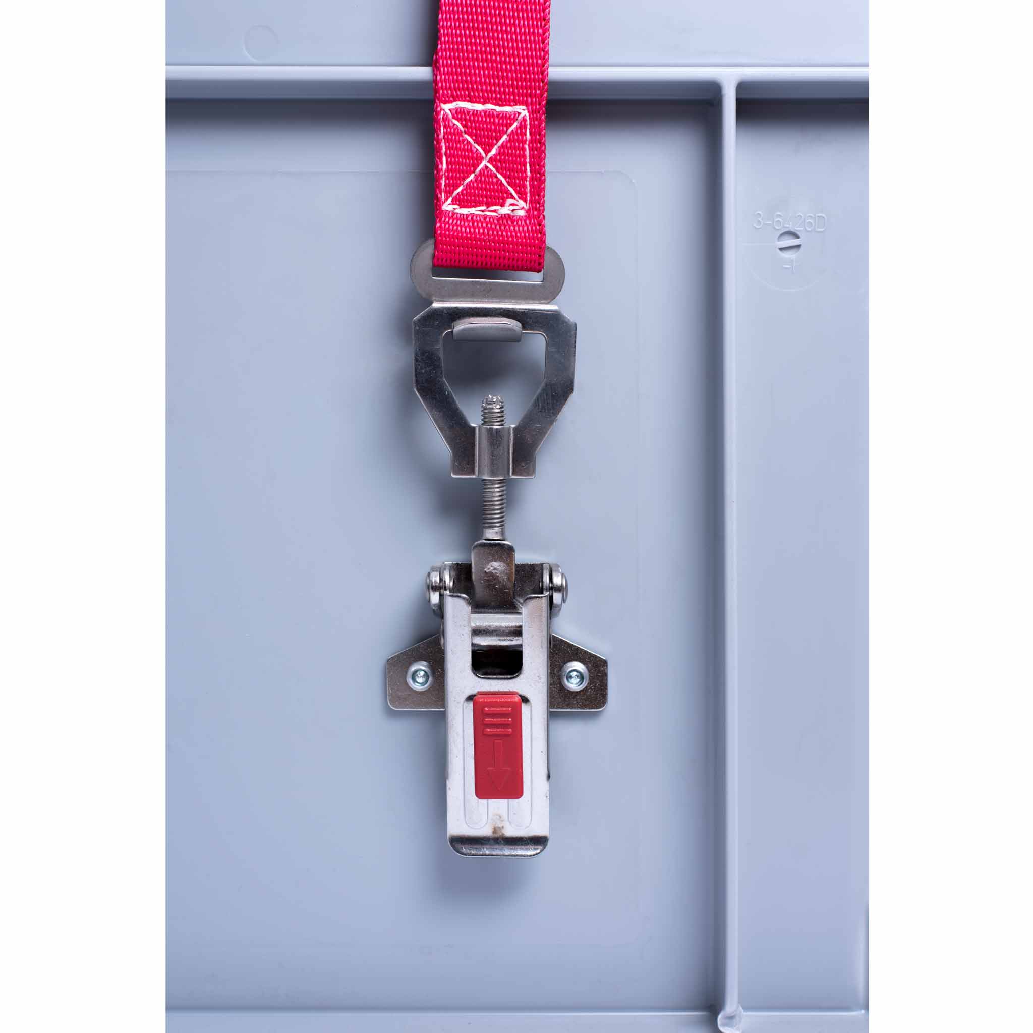 S-Box 1 Basic Ansicht auf ein Scharnier des grauen Behälters von vorn. Das Scharnier ist mit rotem Band verschlossen
