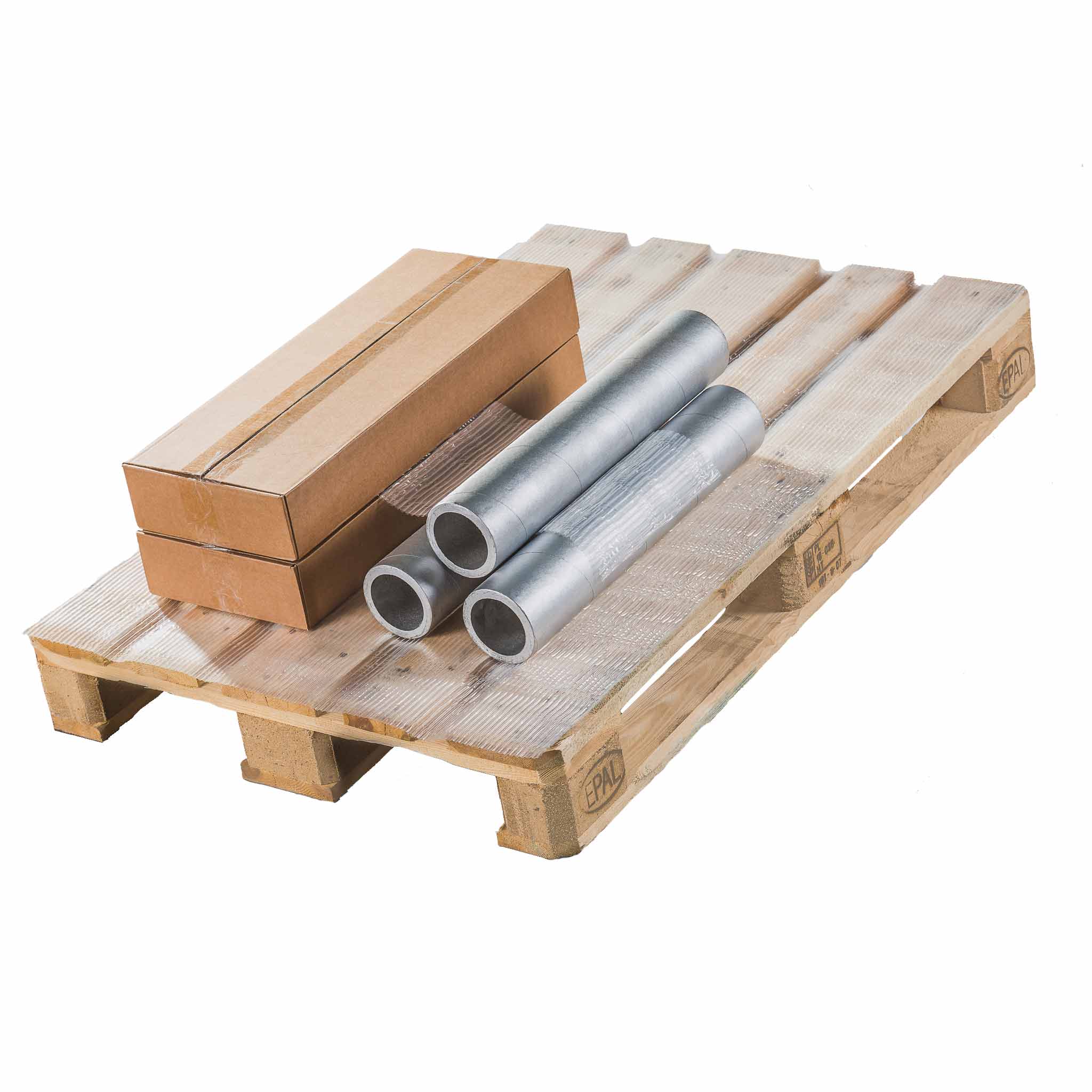 Wellfolie Zuschnitte Ansicht von schräg oben auf eine Europalette. Auf der Europalette sind zwei flache Kartons und drei Rollen mit silberner Folie zu sehen. Diese sind mit Folie an der Palette fixiert