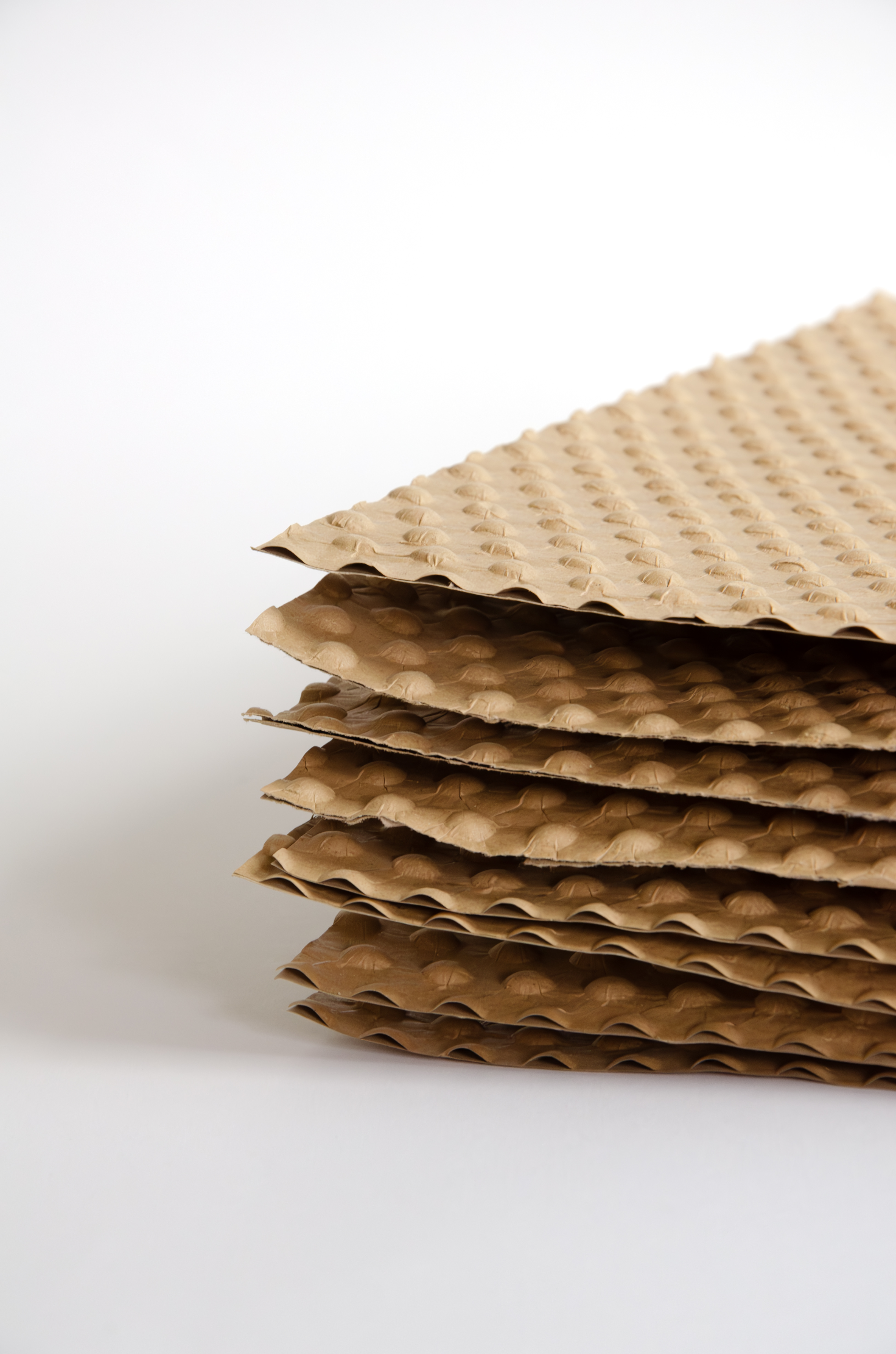 Papair Sheet, Stapelansicht, DB Schenker Stapelansicht auf die linke Ecke von sieben übereinander gestapelten Sheets aus Luftpolsterfolie, bestehend aus Wellpappe