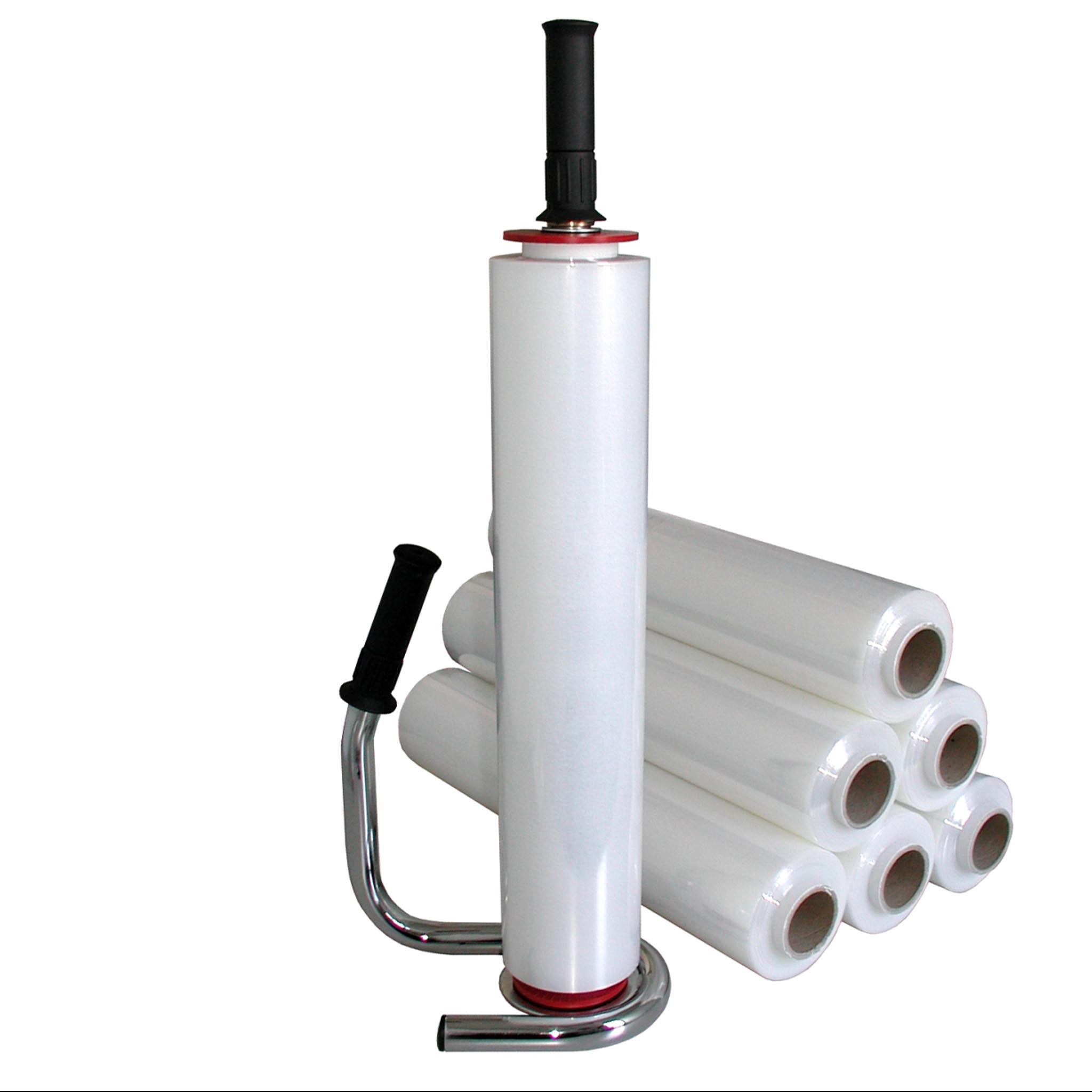 Metall-Stretchabroller Ansicht von vorn auf einen Abroller für Hand-Stretchfolie, auf dem eine Rolle angebracht ist. Die beiden Griffe sind schwarz. Der Roller selbst in metallgrau. Im Hintergrund sind noch sechs Rollen Hand-Stretchfolie abgebildet