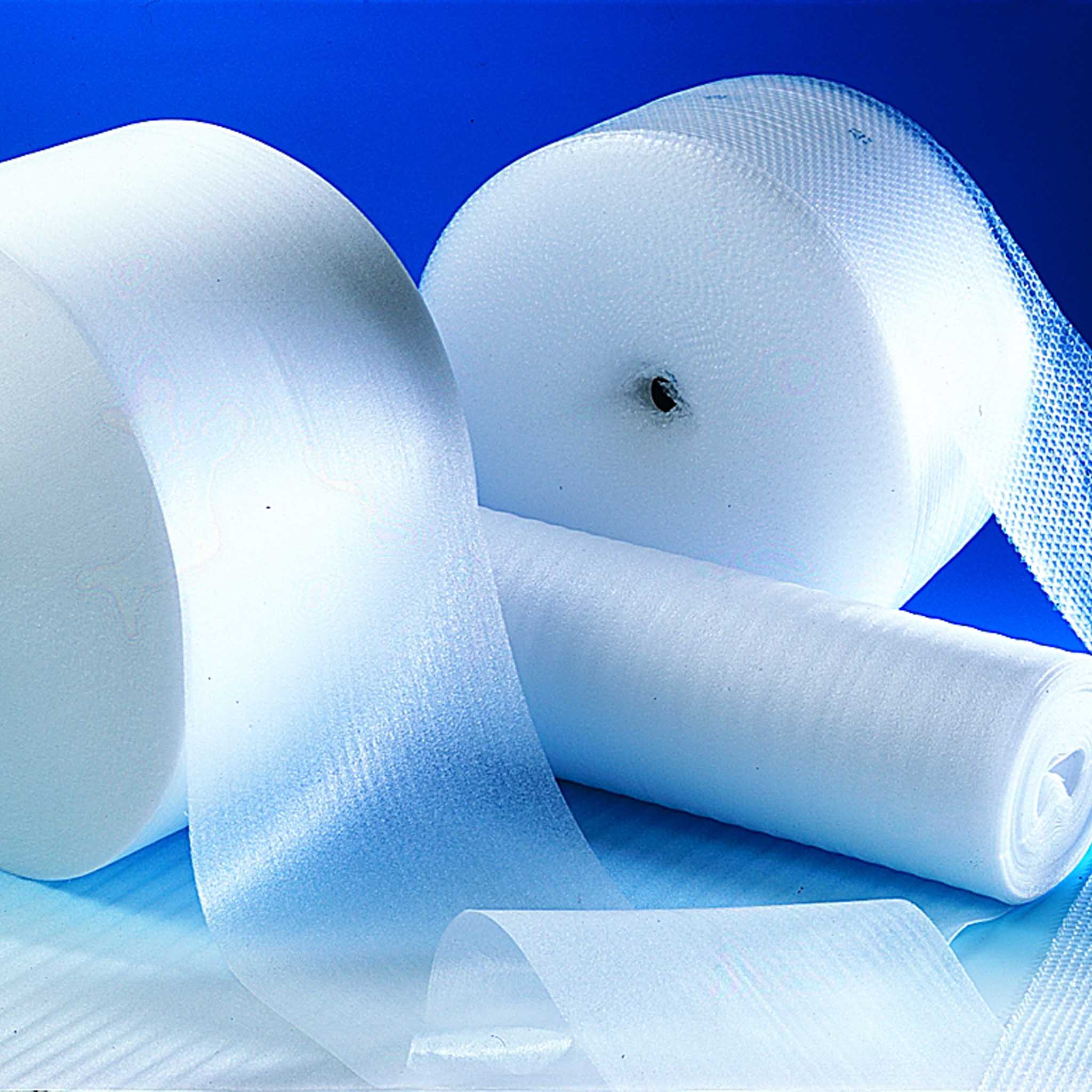 Luftpolsterfolie drei unterschiedlich breite Rollen aus Luftpolsterfolie vor blauem Hintergrund