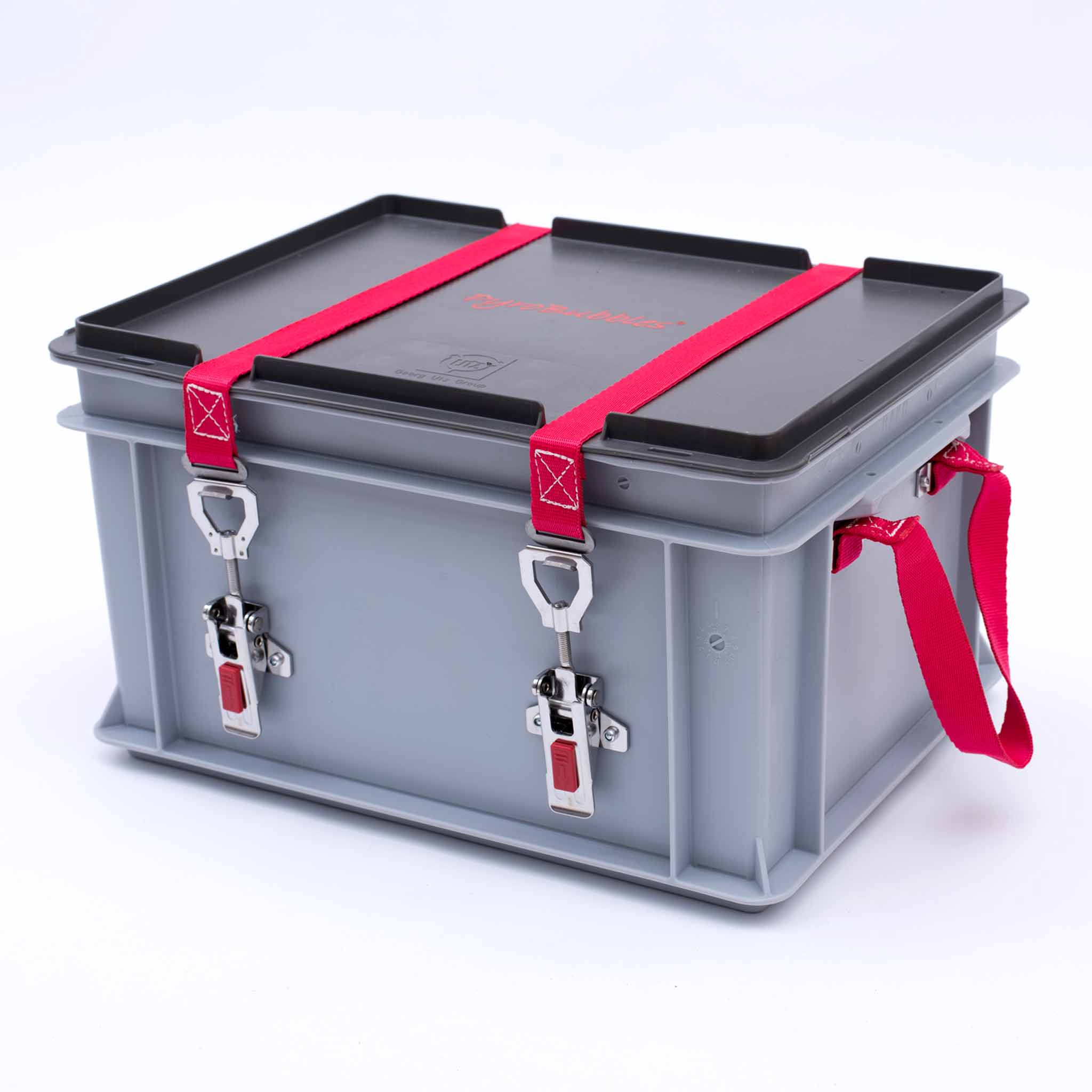 XS-Box 1 Basic Ansicht von schräg vorn auf einen grauen Behälter mit schwarzem Deckel und zwei Scharnieren mit rotem Band