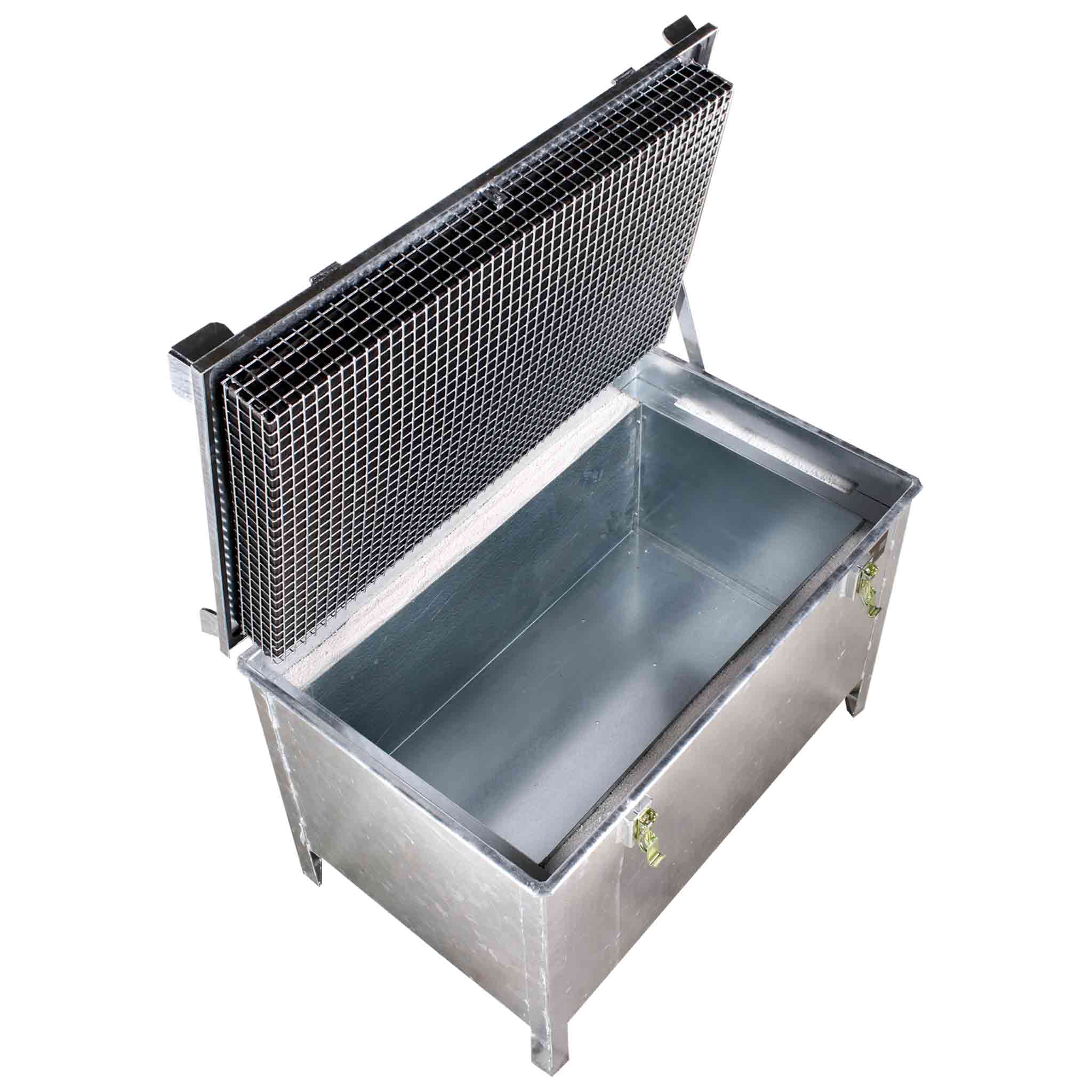 Storage Box 220  Ansicht von schräg oben auf eine geöffnete Box  aus Metall mit vier Füßen. Der Deckel ist nach links oben geöffnet