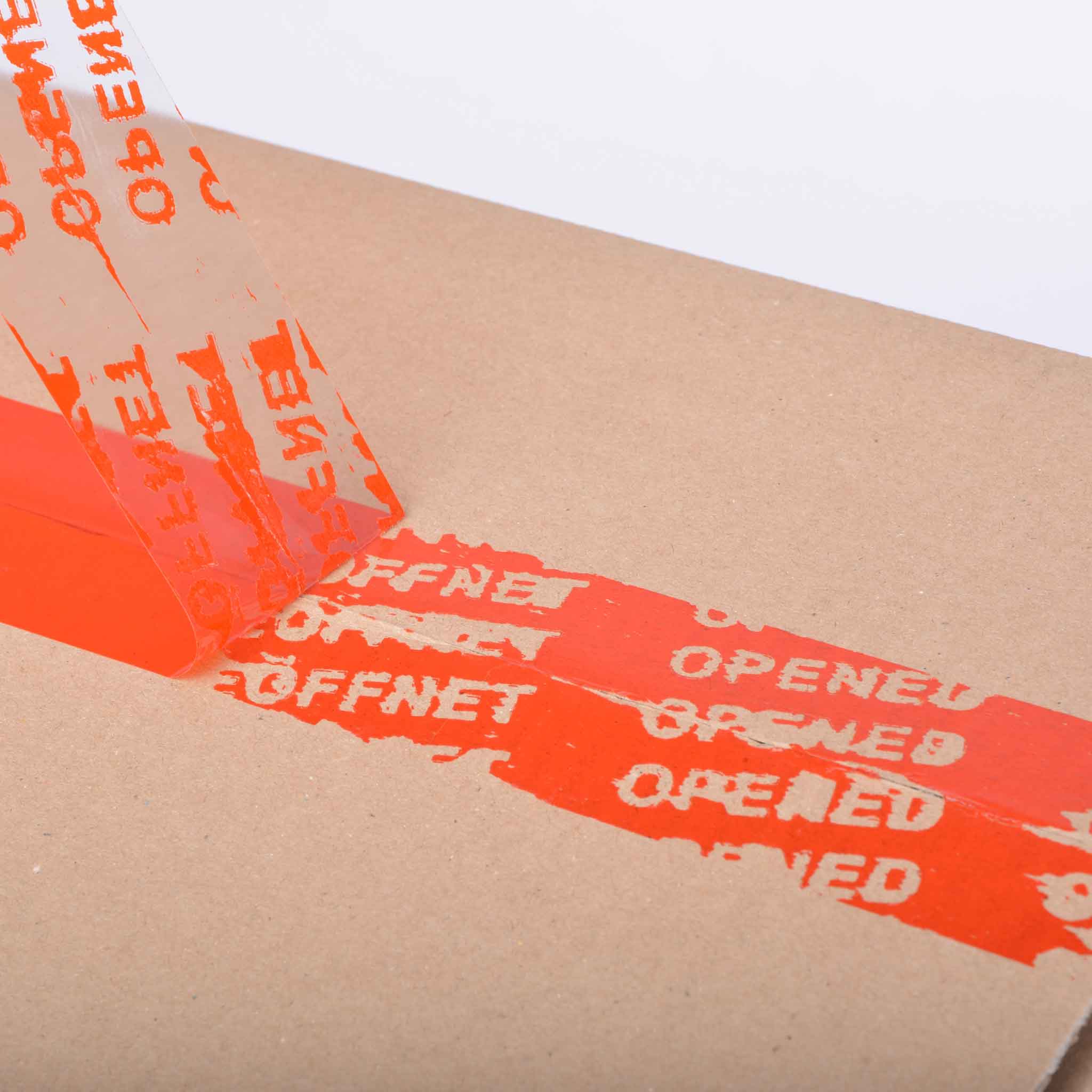 Sicherheitsklebeband  Draufsicht auf einen Karton, bei dem gerade das Sicherheitsklebeband abgezogen wird. Es bleibt der Rückstand geöffnet auf dem Karton zu sehen
