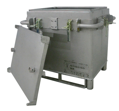 S-Box- X1  | 799 X 599 X 734 mm S-Box X1, Metallbehälter mit Palettenunterbau und abgenommenen Deckel, der neben der Palette steht, aus Stahl zur Lagerung defekter Lithium-Ionen-Akkus